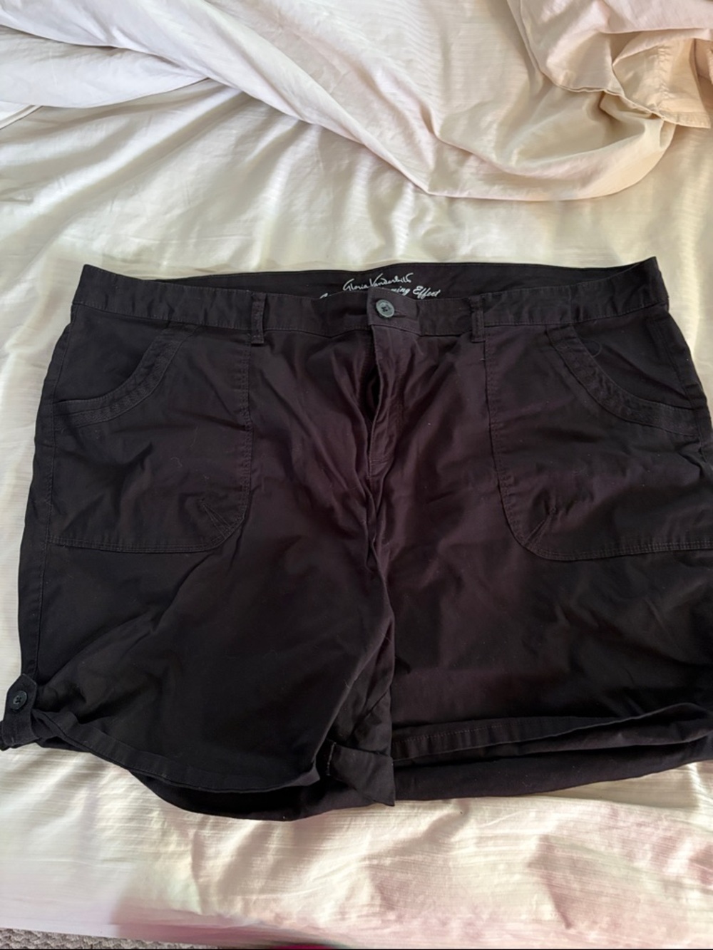 Gloria Vanderbilt All around slimming Black Bermuda Shorts with Front Pockets